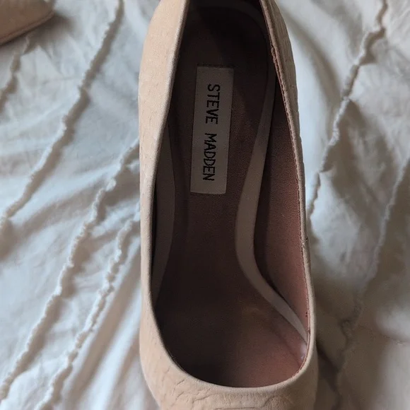 Steve Madden Women's Beige Pointed Toe Pumps - Picture 3 of 3